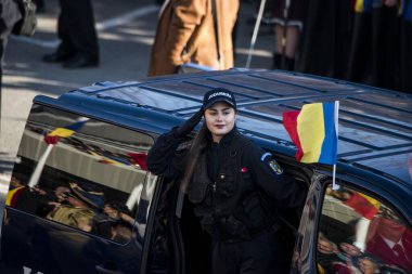 Romanya 'nın Targu-jiu' daki ulusal gününde, Romen jandarma askerlerinin otomatik silah ve maskeleme kıyafetleri ile donatılmış lacivert gala üniformaları giydiği bir tören düzenlendi 