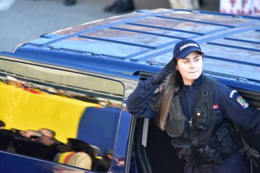 Romanya 'nın Targu-jiu' daki ulusal gününde, Romen jandarma askerlerinin otomatik silah ve maskeleme kıyafetleri ile donatılmış lacivert gala üniformaları giydiği bir tören düzenlendi 