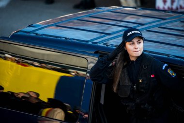 Romanya 'nın Targu-jiu' daki ulusal gününde, Romen jandarma askerlerinin otomatik silah ve maskeleme kıyafetleri ile donatılmış lacivert gala üniformaları giydiği bir tören düzenlendi 