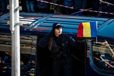 Romanya 'nın Targu-jiu' daki ulusal gününde, Romen jandarma askerlerinin otomatik silah ve maskeleme kıyafetleri ile donatılmış lacivert gala üniformaları giydiği bir tören düzenlendi 