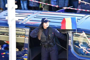 Romanya 'nın Targu-jiu' daki ulusal gününde, Romen jandarma askerlerinin otomatik silah ve maskeleme kıyafetleri ile donatılmış lacivert gala üniformaları giydiği bir tören düzenlendi 