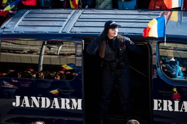Romanya 'nın Targu-jiu' daki ulusal gününde, Romen jandarma askerlerinin otomatik silah ve maskeleme kıyafetleri ile donatılmış lacivert gala üniformaları giydiği bir tören düzenlendi 