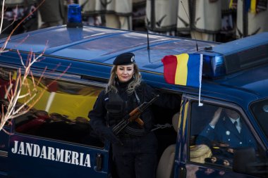 Romanya 'nın Targu-jiu' daki ulusal gününde, Romen jandarma askerlerinin otomatik silah ve maskeleme kıyafetleri ile donatılmış lacivert gala üniformaları giydiği bir tören düzenlendi 