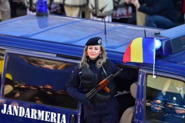 Romanya 'nın Targu-jiu' daki ulusal gününde, Romen jandarma askerlerinin otomatik silah ve maskeleme kıyafetleri ile donatılmış lacivert gala üniformaları giydiği bir tören düzenlendi 