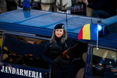 Romanya 'nın Targu-jiu' daki ulusal gününde, Romen jandarma askerlerinin otomatik silah ve maskeleme kıyafetleri ile donatılmış lacivert gala üniformaları giydiği bir tören düzenlendi 