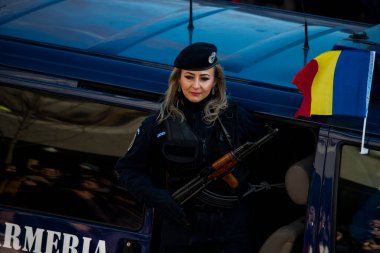 Romanya 'nın Targu-jiu' daki ulusal gününde, Romen jandarma askerlerinin otomatik silah ve maskeleme kıyafetleri ile donatılmış lacivert gala üniformaları giydiği bir tören düzenlendi 