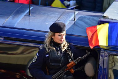 Romanya 'nın Targu-jiu' daki ulusal gününde, Romen jandarma askerlerinin otomatik silah ve maskeleme kıyafetleri ile donatılmış lacivert gala üniformaları giydiği bir tören düzenlendi 