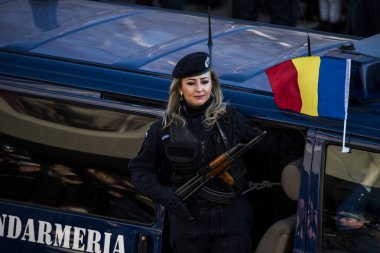 Romanya 'nın Targu-jiu' daki ulusal gününde, Romen jandarma askerlerinin otomatik silah ve maskeleme kıyafetleri ile donatılmış lacivert gala üniformaları giydiği bir tören düzenlendi 