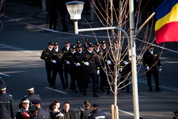 Romanya 'nın Targu-jiu' daki ulusal gününde, Romen jandarma askerlerinin otomatik silah ve maskeleme kıyafetleri ile donatılmış lacivert gala üniformaları giydiği bir tören düzenlendi 