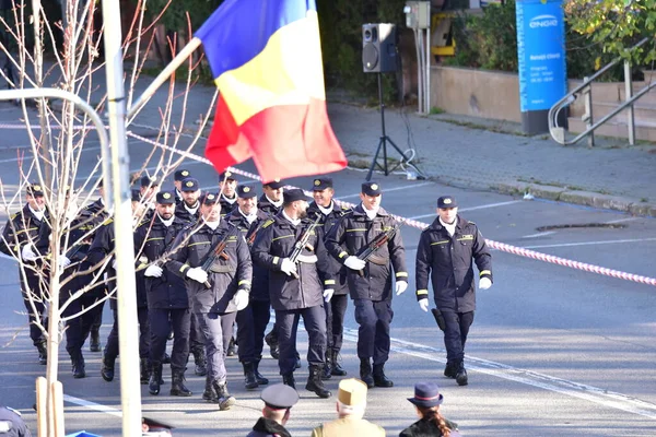 Romanya 'nın Targu-jiu' daki ulusal gününde, Romen jandarma askerlerinin otomatik silah ve maskeleme kıyafetleri ile donatılmış lacivert gala üniformaları giydiği bir tören düzenlendi 
