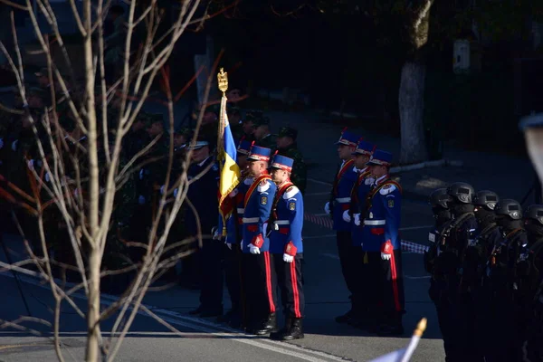 Romanya 'nın Targu-jiu' daki ulusal gününde, Romen jandarma askerlerinin otomatik silah ve maskeleme kıyafetleri ile donatılmış lacivert gala üniformaları giydiği bir tören düzenlendi 
