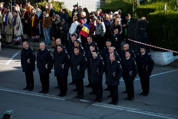 Romanya 'nın Targu-jiu' daki ulusal gününde, Romen jandarma askerlerinin otomatik silah ve maskeleme kıyafetleri ile donatılmış lacivert gala üniformaları giydiği bir tören düzenlendi 