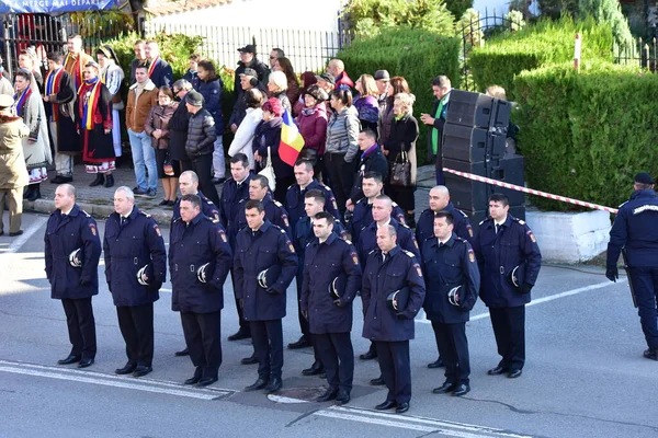 Romanya 'nın Targu-jiu' daki ulusal gününde, Romen jandarma askerlerinin otomatik silah ve maskeleme kıyafetleri ile donatılmış lacivert gala üniformaları giydiği bir tören düzenlendi 