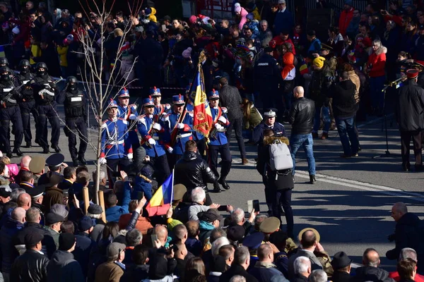 Romanya 'nın Targu-jiu' daki ulusal gününde, Romen jandarma askerlerinin otomatik silah ve maskeleme kıyafetleri ile donatılmış lacivert gala üniformaları giydiği bir tören düzenlendi 
