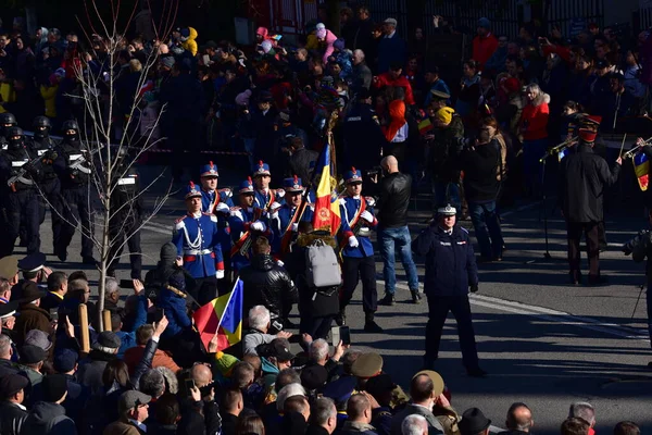 Romanya 'nın Targu-jiu' daki ulusal gününde, Romen jandarma askerlerinin otomatik silah ve maskeleme kıyafetleri ile donatılmış lacivert gala üniformaları giydiği bir tören düzenlendi 