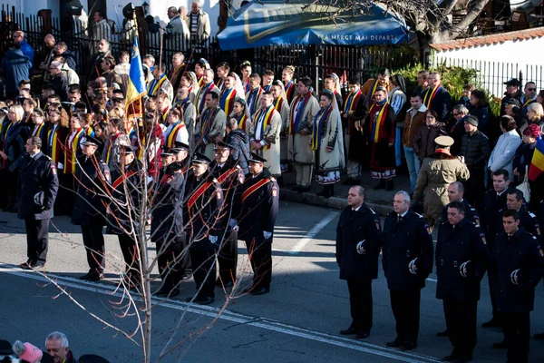 Romanya 'nın Targu-jiu' daki ulusal gününde, Romen jandarma askerlerinin otomatik silah ve maskeleme kıyafetleri ile donatılmış lacivert gala üniformaları giydiği bir tören düzenlendi 