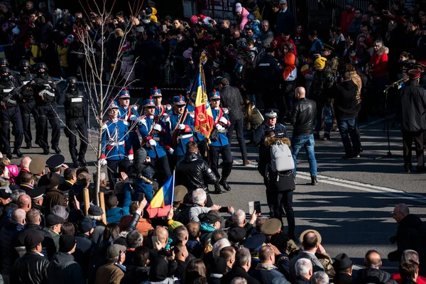 Romanya 'nın Targu-jiu' daki ulusal gününde, Romen jandarma askerlerinin otomatik silah ve maskeleme kıyafetleri ile donatılmış lacivert gala üniformaları giydiği bir tören düzenlendi 