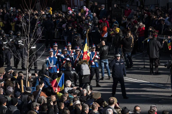 Romanya 'nın Targu-jiu' daki ulusal gününde, Romen jandarma askerlerinin otomatik silah ve maskeleme kıyafetleri ile donatılmış lacivert gala üniformaları giydiği bir tören düzenlendi 