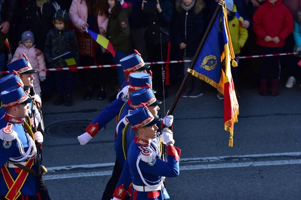 Romanya 'nın Targu-jiu' daki ulusal gününde, Romen jandarma askerlerinin otomatik silah ve maskeleme kıyafetleri ile donatılmış lacivert gala üniformaları giydiği bir tören düzenlendi 