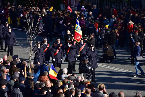 Romanya 'nın Targu-jiu' daki ulusal gününde, Romen jandarma askerlerinin otomatik silah ve maskeleme kıyafetleri ile donatılmış lacivert gala üniformaları giydiği bir tören düzenlendi 