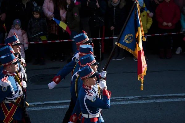 Romanya 'nın Targu-jiu' daki ulusal gününde, Romen jandarma askerlerinin otomatik silah ve maskeleme kıyafetleri ile donatılmış lacivert gala üniformaları giydiği bir tören düzenlendi 