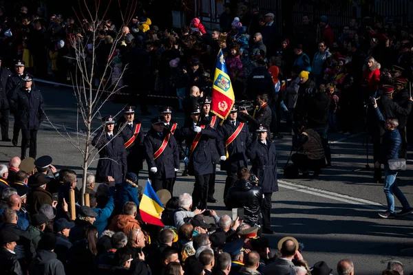 Romanya 'nın Targu-jiu' daki ulusal gününde, Romen jandarma askerlerinin otomatik silah ve maskeleme kıyafetleri ile donatılmış lacivert gala üniformaları giydiği bir tören düzenlendi 