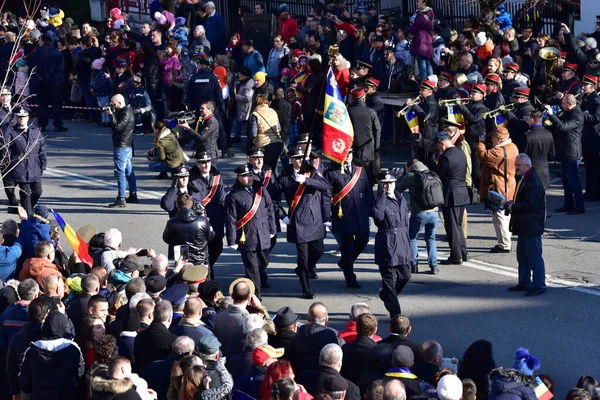 Romanya 'nın Targu-jiu' daki ulusal gününde, Romen jandarma askerlerinin otomatik silah ve maskeleme kıyafetleri ile donatılmış lacivert gala üniformaları giydiği bir tören düzenlendi 