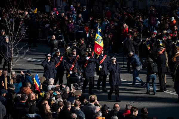 Romanya 'nın Targu-jiu' daki ulusal gününde, Romen jandarma askerlerinin otomatik silah ve maskeleme kıyafetleri ile donatılmış lacivert gala üniformaları giydiği bir tören düzenlendi 