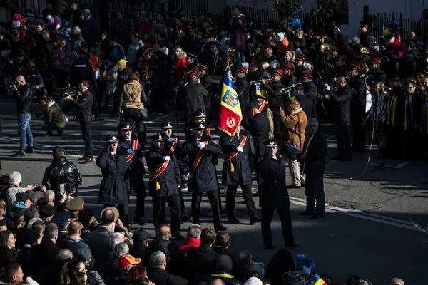 Romanya 'nın Targu-jiu' daki ulusal gününde, Romen jandarma askerlerinin otomatik silah ve maskeleme kıyafetleri ile donatılmış lacivert gala üniformaları giydiği bir tören düzenlendi 