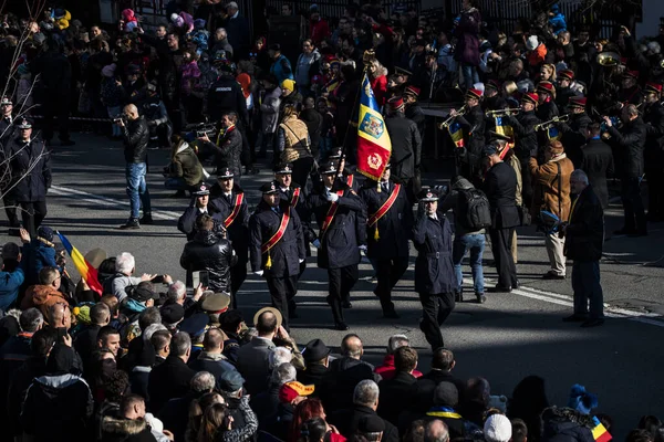 Romanya 'nın Targu-jiu' daki ulusal gününde, Romen jandarma askerlerinin otomatik silah ve maskeleme kıyafetleri ile donatılmış lacivert gala üniformaları giydiği bir tören düzenlendi 