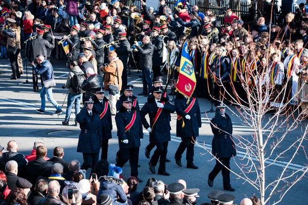 Romanya 'nın Targu-jiu' daki ulusal gününde, Romen jandarma askerlerinin otomatik silah ve maskeleme kıyafetleri ile donatılmış lacivert gala üniformaları giydiği bir tören düzenlendi 