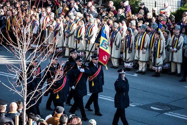 Romanya 'nın Targu-jiu' daki ulusal gününde, Romen jandarma askerlerinin otomatik silah ve maskeleme kıyafetleri ile donatılmış lacivert gala üniformaları giydiği bir tören düzenlendi 