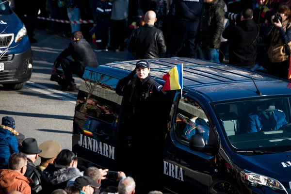 Romanya 'nın Targu-jiu' daki ulusal gününde, Romen jandarma askerlerinin otomatik silah ve maskeleme kıyafetleri ile donatılmış lacivert gala üniformaları giydiği bir tören düzenlendi 
