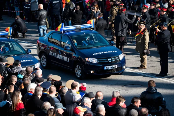 Romanya 'nın Targu-jiu' daki ulusal gününde, Romen jandarma askerlerinin otomatik silah ve maskeleme kıyafetleri ile donatılmış lacivert gala üniformaları giydiği bir tören düzenlendi 