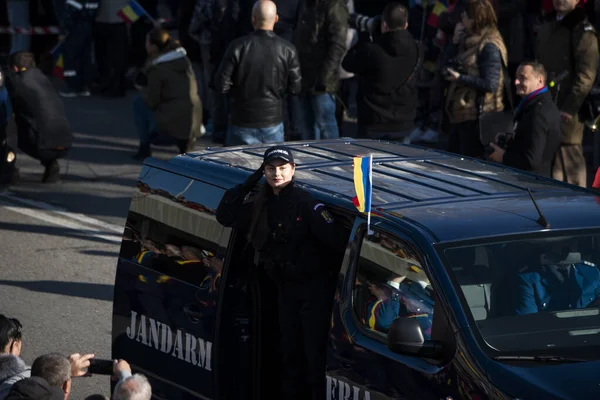 Romanya 'nın Targu-jiu' daki ulusal gününde, Romen jandarma askerlerinin otomatik silah ve maskeleme kıyafetleri ile donatılmış lacivert gala üniformaları giydiği bir tören düzenlendi 