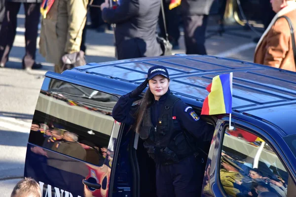 Romanya 'nın Targu-jiu' daki ulusal gününde, Romen jandarma askerlerinin otomatik silah ve maskeleme kıyafetleri ile donatılmış lacivert gala üniformaları giydiği bir tören düzenlendi 