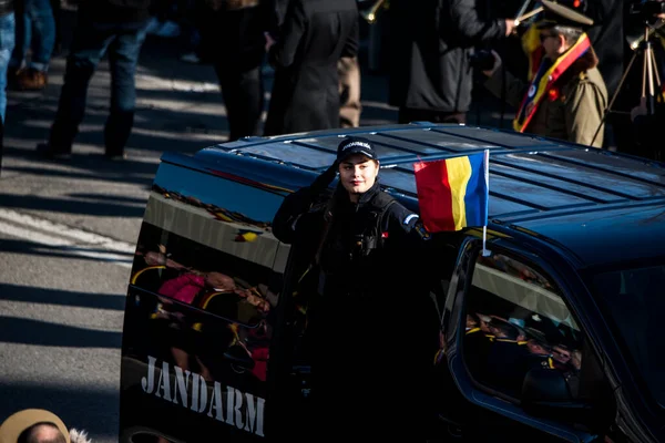 Romanya 'nın Targu-jiu' daki ulusal gününde, Romen jandarma askerlerinin otomatik silah ve maskeleme kıyafetleri ile donatılmış lacivert gala üniformaları giydiği bir tören düzenlendi 