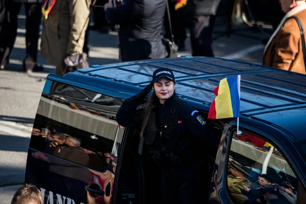 Romanya 'nın Targu-jiu' daki ulusal gününde, Romen jandarma askerlerinin otomatik silah ve maskeleme kıyafetleri ile donatılmış lacivert gala üniformaları giydiği bir tören düzenlendi 