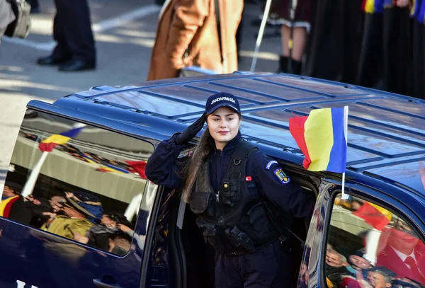 Romanya 'nın Targu-jiu' daki ulusal gününde, Romen jandarma askerlerinin otomatik silah ve maskeleme kıyafetleri ile donatılmış lacivert gala üniformaları giydiği bir tören düzenlendi 