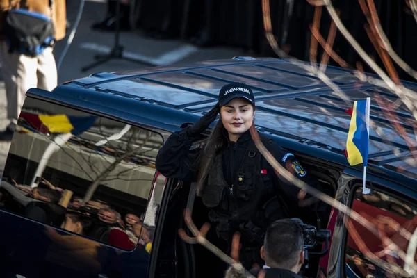 Romanya 'nın Targu-jiu' daki ulusal gününde, Romen jandarma askerlerinin otomatik silah ve maskeleme kıyafetleri ile donatılmış lacivert gala üniformaları giydiği bir tören düzenlendi 