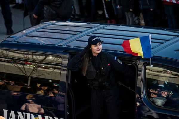 Romanya 'nın Targu-jiu' daki ulusal gününde, Romen jandarma askerlerinin otomatik silah ve maskeleme kıyafetleri ile donatılmış lacivert gala üniformaları giydiği bir tören düzenlendi 