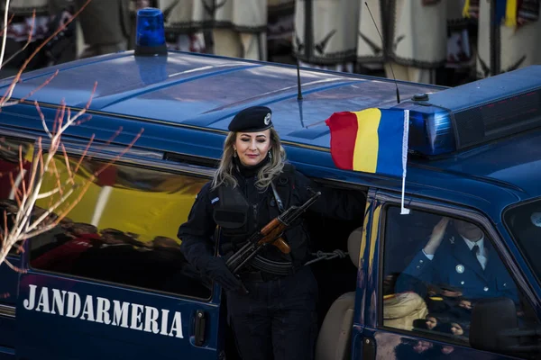 Romanya 'nın Targu-jiu' daki ulusal gününde, Romen jandarma askerlerinin otomatik silah ve maskeleme kıyafetleri ile donatılmış lacivert gala üniformaları giydiği bir tören düzenlendi 