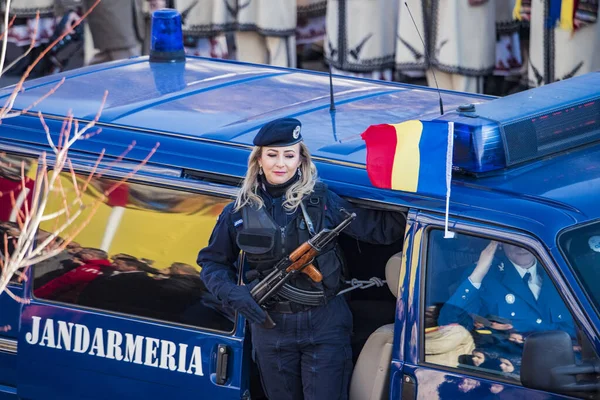 Romanya 'nın Targu-jiu' daki ulusal gününde, Romen jandarma askerlerinin otomatik silah ve maskeleme kıyafetleri ile donatılmış lacivert gala üniformaları giydiği bir tören düzenlendi 