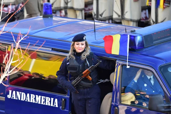 Romanya 'nın Targu-jiu' daki ulusal gününde, Romen jandarma askerlerinin otomatik silah ve maskeleme kıyafetleri ile donatılmış lacivert gala üniformaları giydiği bir tören düzenlendi 