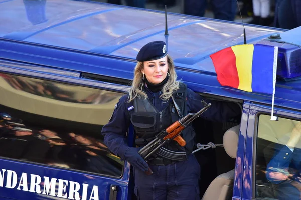 Romanya 'nın Targu-jiu' daki ulusal gününde, Romen jandarma askerlerinin otomatik silah ve maskeleme kıyafetleri ile donatılmış lacivert gala üniformaları giydiği bir tören düzenlendi 