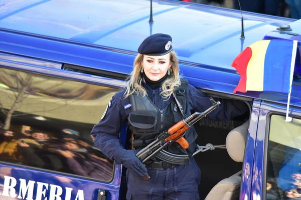 Romanya 'nın Targu-jiu' daki ulusal gününde, Romen jandarma askerlerinin otomatik silah ve maskeleme kıyafetleri ile donatılmış lacivert gala üniformaları giydiği bir tören düzenlendi 