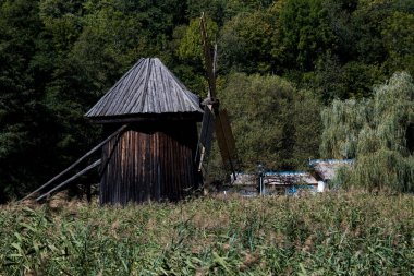Yel değirmeni, rüzgârın değirmen pervanesini hareket ettirdiği ve rüzgar enerjisinin tahıl öğütme veya kuru sulak alanlarda kullanılan mekanik enerjiye dönüşmesini sağlayan bir kurulum.