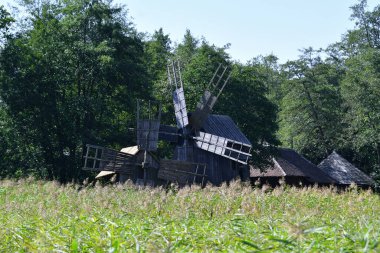 Yel değirmeni, rüzgârın değirmen pervanesini hareket ettirdiği ve rüzgar enerjisinin tahıl öğütme veya kuru sulak alanlarda kullanılan mekanik enerjiye dönüşmesini sağlayan bir kurulum.