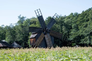 Yel değirmeni, rüzgârın değirmen pervanesini hareket ettirdiği ve rüzgar enerjisinin tahıl öğütme veya kuru sulak alanlarda kullanılan mekanik enerjiye dönüşmesini sağlayan bir kurulum.