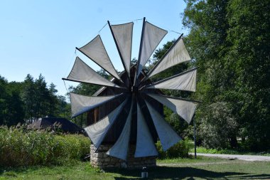Yel değirmeni, rüzgârın değirmen pervanesini hareket ettirdiği ve rüzgar enerjisinin tahıl öğütme veya kuru sulak alanlarda kullanılan mekanik enerjiye dönüşmesini sağlayan bir kurulum.